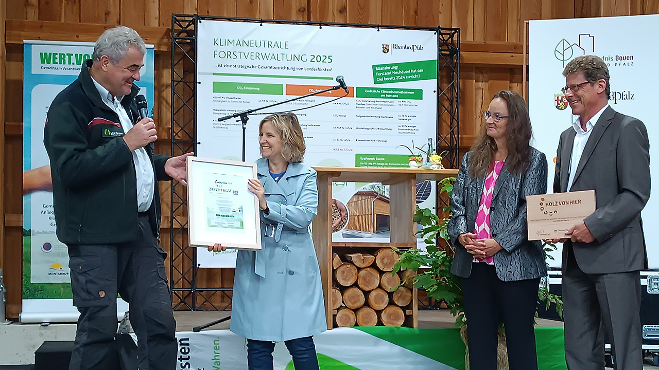 Klimaschutzministerin Katrin Eder überreicht Forstamtsleiter Friedbert Ritter das Zertifikat „Holz von Hier®“