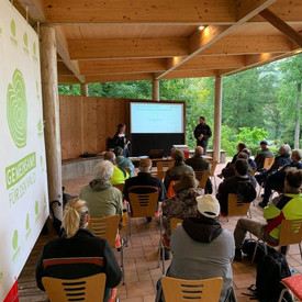 Waldbauernschulung:  Theoretischer Teil mit Präsentation im Umweltpavillon des Forstamtes