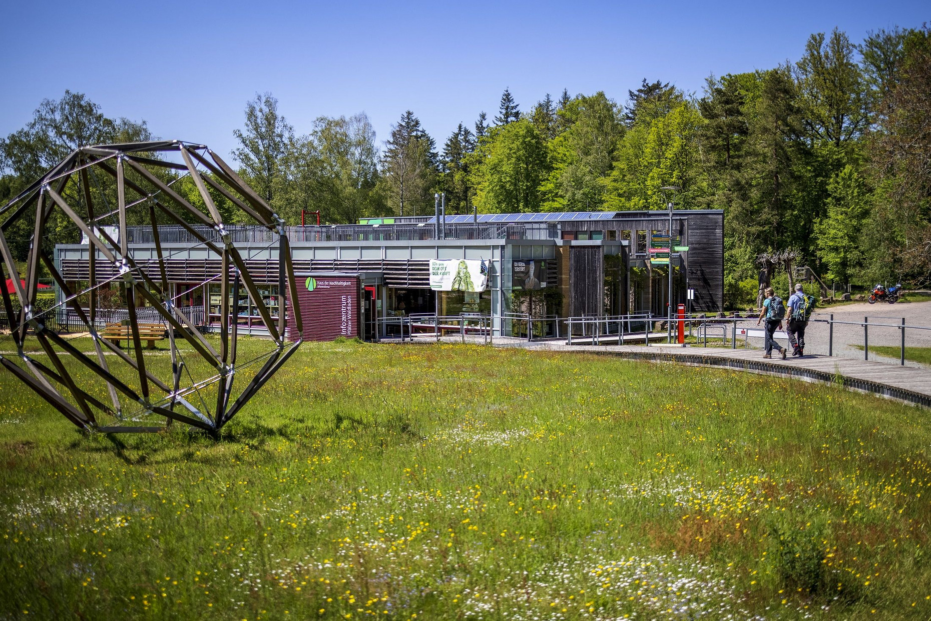 Steg zum Haus der Nachhaltigkeit