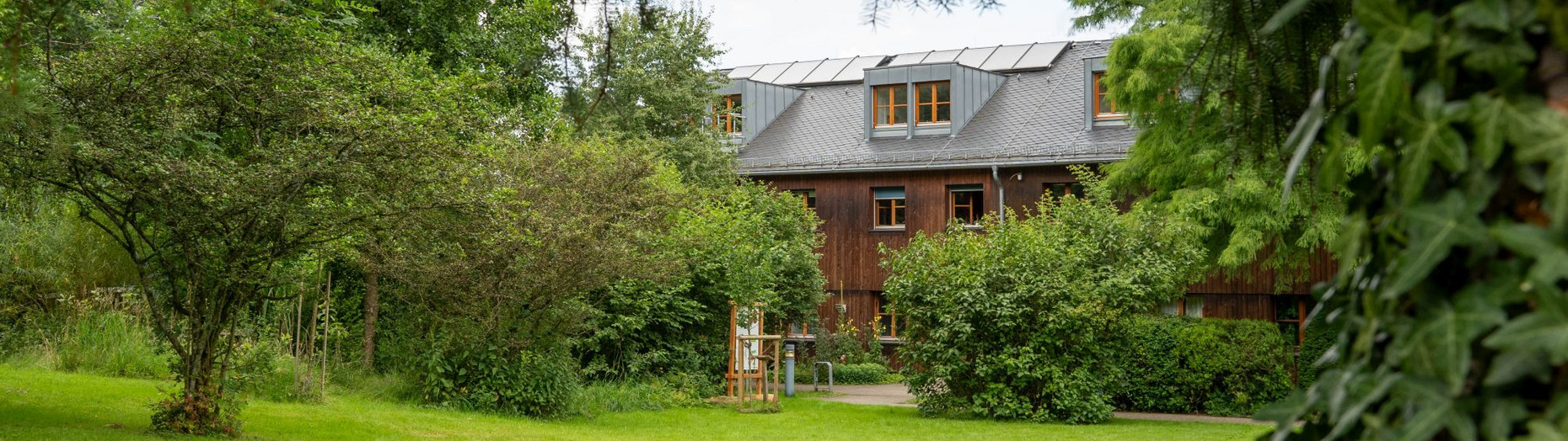 Ansicht des Waldbildungszentrums vom Garten aus